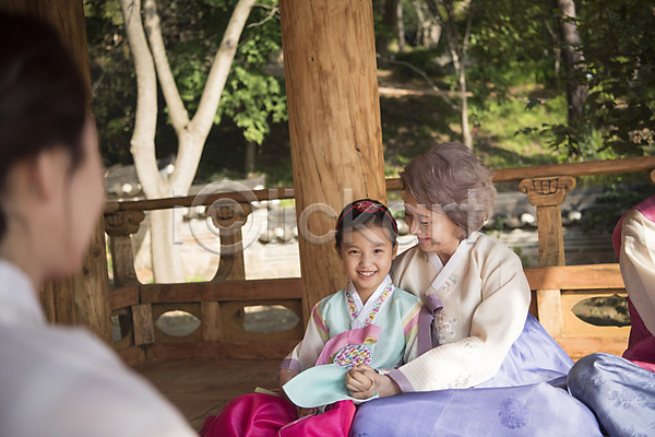 60대 신체부위 어린이 여러명 여자 여자만 한국인 JPG 뒷모습 아웃포커스 앞모습 포토 가족 나무 명절 미소(표정) 상반신 손녀 안면도 앉기 야외 응시 정자(건축물) 주간 한국 한복 할머니