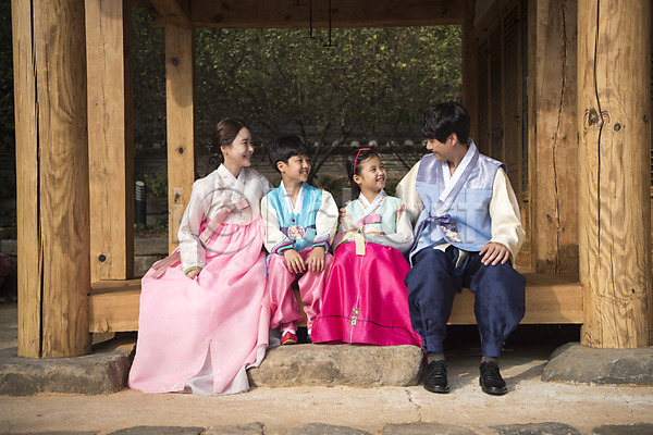 10대 30대 40대 남자 성인 어린이 여러명 여자 한국인 JPG 아웃포커스 앞모습 포토 가족 명절 미소(표정) 안면도 앉기 야외 어깨에손 응시 전신 주간 한국 한복 한옥 핵가족