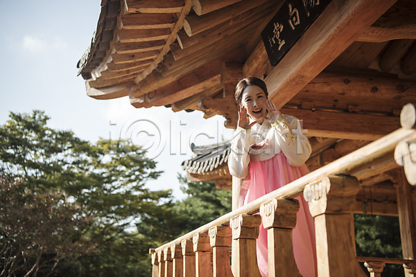 30대 성인 성인여자한명만 여자 한국인 한명 JPG 앞모습 포토 나무 명절 상반신 서기 안면도 야외 외침 웃음 정자(건축물) 주간 한국 한복