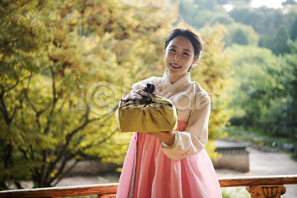 30대 성인 성인여자한명만 여자 한국인 한명 JPG 아웃포커스 앞모습 포토 나무 들기 명절 미소(표정) 상반신 서기 선물 안면도 야외 정자(건축물) 주간 한국 한복