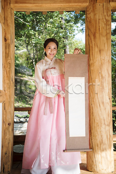30대 성인 성인여자한명만 여자 한국인 한명 JPG 앞모습 포토 기둥 나무 두루마리 들기 명절 미소(표정) 상반신 서기 안면도 야외 정자(건축물) 주간 프레임 한국 한복