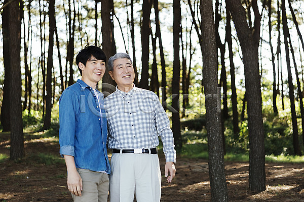 산책 40대 60대 남자 남자만 두명 성인 한국인 JPG 아웃포커스 앞모습 옆모습 포토 가족 가족라이프 나무 미소(표정) 부자(아빠와아들) 상반신 숲 아들 아빠 안면도 야외 주간 한국