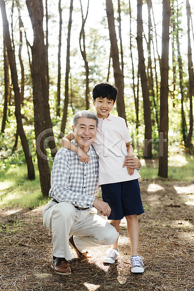 10대 60대 남자 남자만 노년 두명 소년 어린이 한국인 JPG 앞모습 포토 가족 가족라이프 나무 미소(표정) 서기 손자 숲 안면도 앉기 야외 어깨동무 전신 주간 한국 할아버지