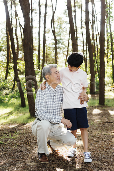 10대 60대 남자 남자만 노년 두명 소년 어린이 한국인 JPG 앞모습 포토 가족 가족라이프 나무 마주보기 미소(표정) 서기 손자 숲 안면도 앉기 야외 어깨동무 응시 전신 주간 한국 할아버지