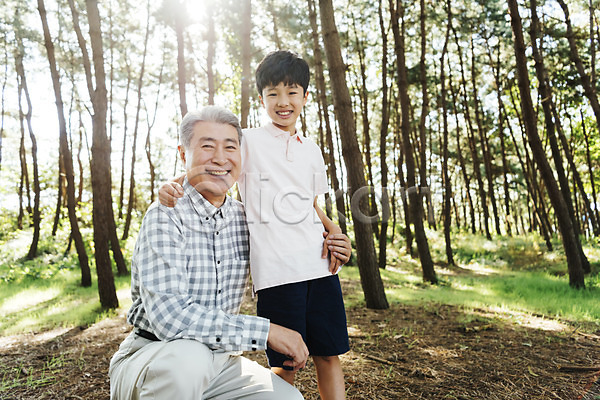 10대 60대 남자 남자만 노년 두명 소년 어린이 한국인 JPG 앞모습 포토 가족 가족라이프 나무 미소(표정) 상반신 서기 손자 숲 안면도 앉기 야외 어깨동무 주간 한국 할아버지