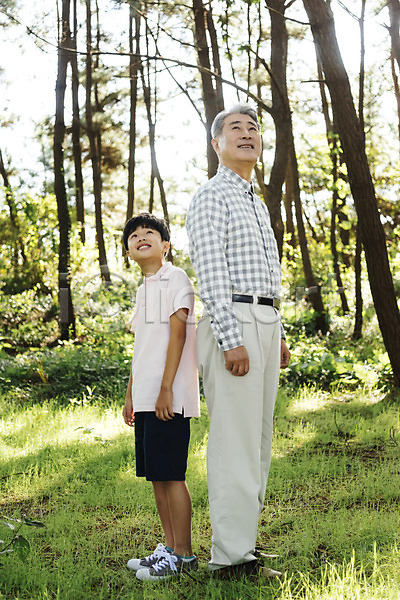 10대 60대 남자 남자만 노년 두명 소년 어린이 한국인 JPG 아웃포커스 옆모습 포토 가족 가족라이프 나무 등맞대기 미소(표정) 서기 손자 숲 안면도 야외 올려보기 응시 전신 주간 한국 할아버지