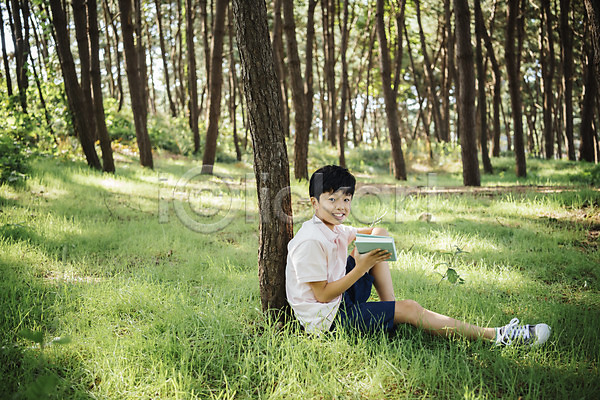 10대 남자 소년 소년한명만 어린이 한국인 한명 JPG 아웃포커스 옆모습 포토 기댐 나무 독서 들기 숲 안면도 야외 웃음 전신 주간 책 한국