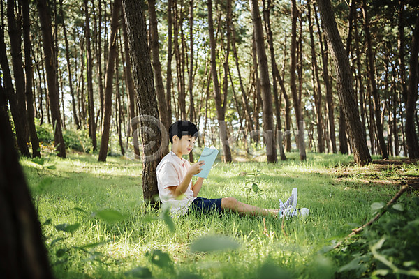 10대 남자 소년 소년한명만 어린이 한국인 한명 JPG 아웃포커스 옆모습 포토 나무 독서 들기 숲 안면도 앉기 야외 웃음 전신 주간 책 한국