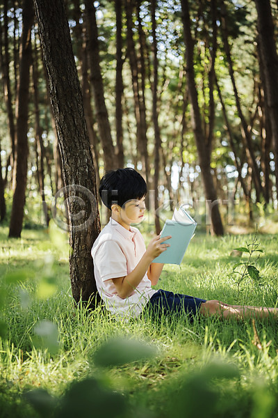 10대 남자 소년 소년한명만 어린이 한국인 한명 JPG 아웃포커스 옆모습 포토 나무 독서 들기 상반신 숲 안면도 앉기 야외 웃음 응시 주간 책 한국