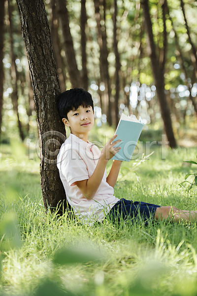 10대 남자 소년 소년한명만 어린이 한국인 한명 JPG 아웃포커스 옆모습 포토 기댐 나무 독서 들기 상반신 숲 안면도 앉기 야외 웃음 주간 책 한국