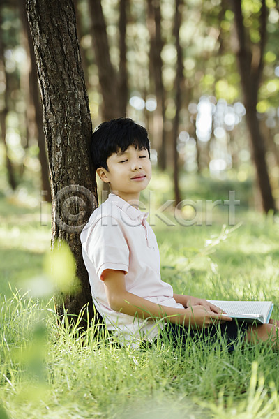 10대 남자 소년 소년한명만 어린이 한국인 한명 JPG 아웃포커스 옆모습 포토 기댐 나무 눈감음 독서 들기 상반신 숲 안면도 앉기 야외 웃음 잠 주간 책 한국