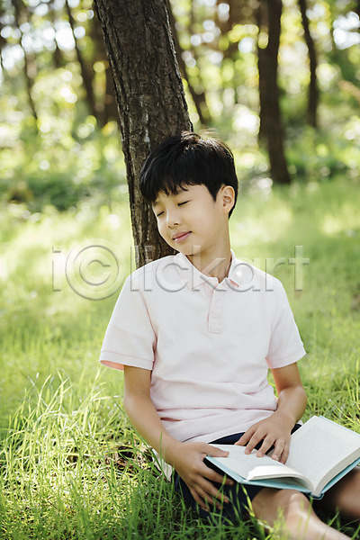 10대 남자 소년 소년한명만 어린이 한국인 한명 JPG 아웃포커스 앞모습 포토 기댐 나무 눈감음 독서 들기 상반신 숲 안면도 앉기 야외 웃음 잠 주간 책 한국