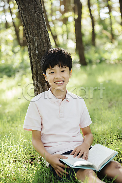 10대 남자 소년 소년한명만 어린이 한국인 한명 JPG 아웃포커스 앞모습 포토 기댐 나무 독서 들기 상반신 숲 안면도 앉기 야외 웃음 주간 책 한국