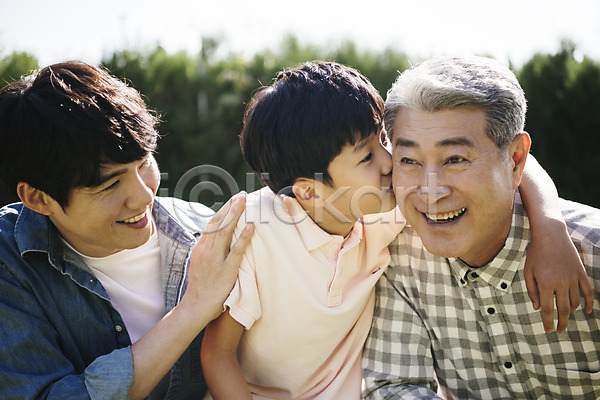 행복 10대 40대 60대 남자 남자만 세명 소년 어린이 한국인 JPG 아웃포커스 앞모습 포토 가족 가족라이프 나무 미소(표정) 부자3대 상반신 손자 아들 아빠 안면도 앉기 야외 응시 잔디 주간 키스 한국 할아버지