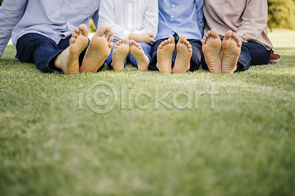 화목 10대 30대 40대 남자 성인 어린이 여러명 여자 한국인 JPG 앞모습 포토 가족 가족라이프 맨발 발 발바닥 안면도 앉기 야외 잔디 주간 하반신 한국 핵가족