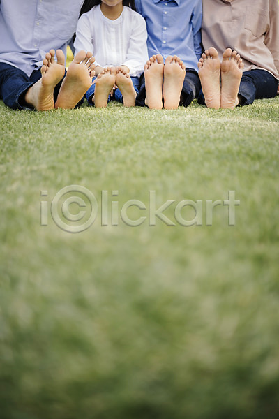 화목 10대 30대 40대 남자 성인 어린이 여러명 여자 한국인 JPG 앞모습 포토 가족 가족라이프 맨발 발 발바닥 안면도 앉기 야외 잔디 주간 하반신 한국 핵가족