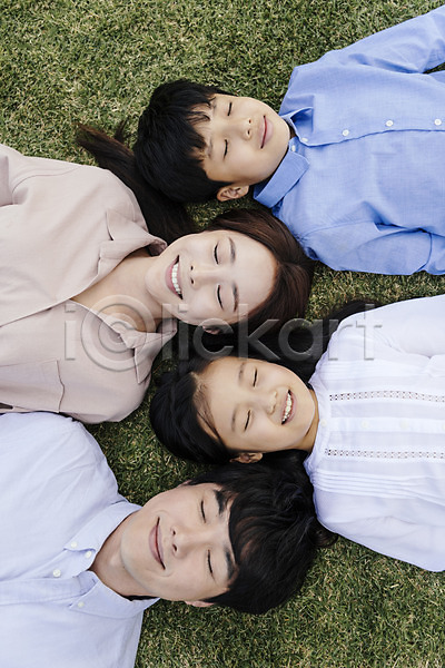 상상 10대 30대 40대 남자 성인 어린이 여러명 여자 한국인 JPG 앞모습 포토 하이앵글 가족 가족라이프 눈감음 눕기 미소(표정) 상반신 생각 안면도 야외 잔디 주간 한국 핵가족