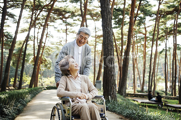 산책 60대 남자 노년 노인만 두명 여자 한국인 JPG 아웃포커스 앞모습 포토 가족 가족라이프 공원 나무 노부부 마주보기 부부 부부라이프 산책로 상반신 서기 숲 안면도 앉기 야외 요양 웃음 응시 주간 한국 휠체어