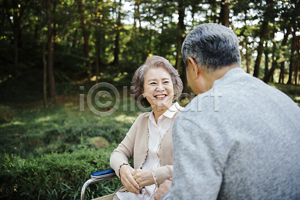 산책 60대 남자 노년 노인만 두명 여자 한국인 JPG 뒷모습 아웃포커스 앞모습 포토 가족 가족라이프 공원 나무 노부부 마주보기 부부 부부라이프 상반신 숲 안면도 앉기 야외 요양 웃음 응시 주간 한국 휠체어
