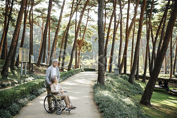 산책 60대 남자 노년 노인만 두명 여자 한국인 JPG 아웃포커스 옆모습 포토 가족 가족라이프 공원 나무 노부부 부부 부부라이프 산책로 서기 숲 안면도 앉기 야외 요양 응시 전신 주간 한국 휠체어