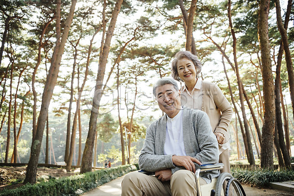 산책 60대 남자 노년 노인만 두명 여자 한국인 JPG 앞모습 포토 가족 가족라이프 공원 나무 노부부 부부 부부라이프 상반신 서기 숲 안면도 앉기 야외 웃음 주간 한국 휠체어