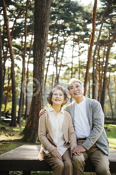 다정 산책 60대 남자 노년 노인만 두명 여자 한국인 JPG 아웃포커스 앞모습 포토 가족 가족라이프 공원 나무 노부부 미소(표정) 부부 부부라이프 상반신 숲 안면도 앉기 야외 어깨에손 올려보기 응시 주간 평상 한국