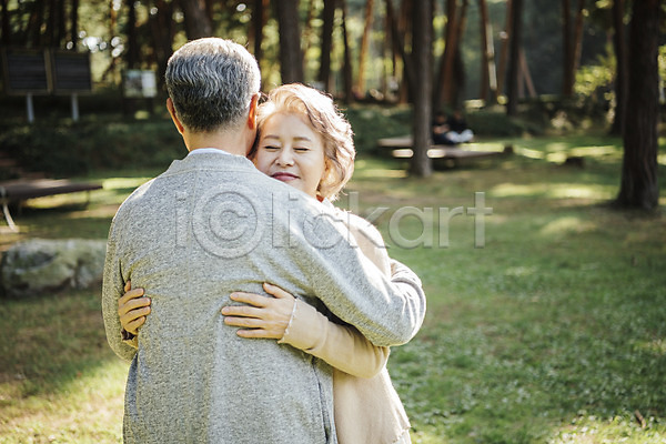 다정 산책 60대 남자 노년 노인만 두명 여자 한국인 JPG 뒷모습 아웃포커스 앞모습 포토 가족 가족라이프 공원 나무 노부부 눈감음 미소(표정) 부부 부부라이프 상반신 서기 숲 안기 안면도 야외 주간 한국