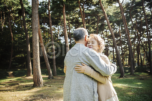 다정 산책 60대 남자 노년 노인만 두명 여자 한국인 JPG 뒷모습 아웃포커스 옆모습 포토 가족 가족라이프 공원 나무 노부부 눈감음 미소(표정) 부부 부부라이프 상반신 서기 숲 안기 안면도 야외 주간 한국