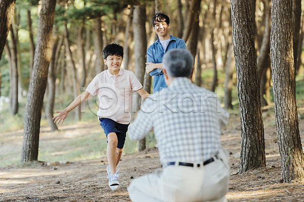 10대 40대 60대 남자 남자만 세명 소년 어린이 한국인 JPG 뒷모습 앞모습 포토 가족 가족라이프 나무 달리기 미소(표정) 부자3대 상반신 서기 손자 숲 아들 아빠 안면도 앉기 야외 응시 전신 주간 한국 할아버지