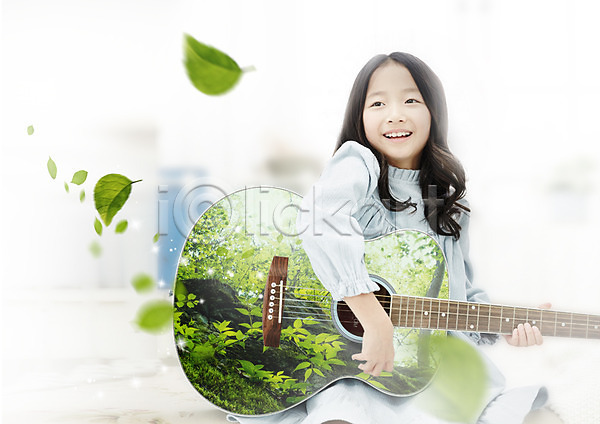 어린이 여자 한국인 한명 PSD 편집이미지 기타 나뭇잎 상반신 앉기 연주 웃음 음악