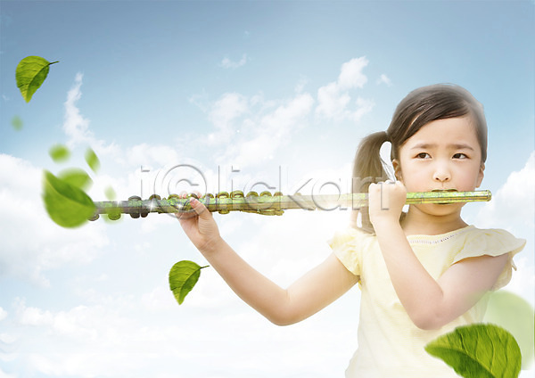 어린이 여자 한국인 한명 PSD 편집이미지 구름(자연) 나뭇잎 상반신 연주 음악 플루트 하늘