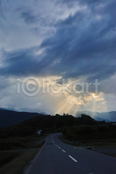 사람없음 JPG 포토 구름(자연) 도로 빛무리 산 야외 자연 주간 풍경(경치) 하늘 햇빛 흐림