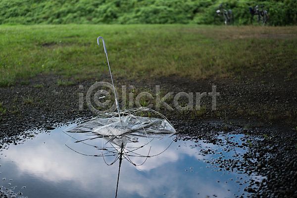 사람없음 JPG 아웃포커스 포토 구름(자연) 물그림자 야외 우산 웅덩이 잔디 주간 풍경(경치) 하늘