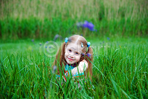 백인 사람 어린이 여자 한명 JPG 포토 해외이미지 공원 꽃 딸 밭 봄 시골 식물 야외 얼굴 자연 작음 초록색 해외202004