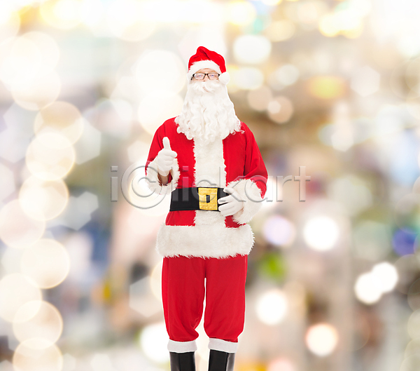축하 행복 남자 사람 한명 JPG 포토 해외이미지 12월 겨울 계절 놀람 미소(표정) 백그라운드 보여주기 빨간색 산타클로스 성자 수염 승인 안경 옛날 전등 전통 캐릭터 크리스마스 클라우스 파티 해외202004 휴가