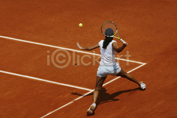 성인 성인여자한명만 여자 한명 JPG 뒷모습 포토 해외이미지 들기 서기 야외 잡기 전신 주간 테니스 테니스라켓 테니스선수 테니스장 해외202004