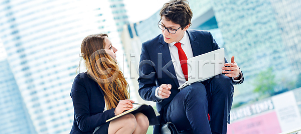 설계 역동적 함께함 두명 사람 JPG 포토 해외이미지 거리 경영 긍정 기록 노동자 달력 도시 리더 배너 비서 비즈니스 비즈니스맨 비즈니스우먼 사무실 사업가 상담 설명 야외 약속 업무 엔지니어 유럽 작업 직업 카피스페이스 토론 파노라마 해외202004 해외포토 헤딩