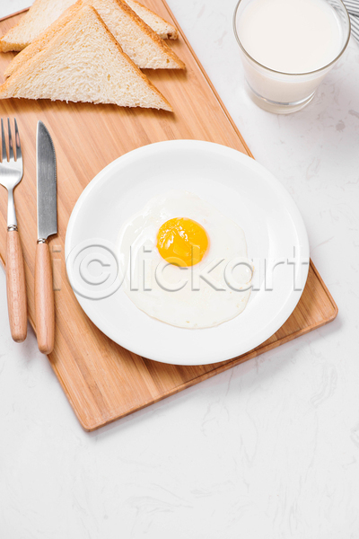 사람없음 JPG 포토 해외이미지 계란프라이 나무도마 나이프 식빵 실내 우유 우유잔 접시 포크 흰배경
