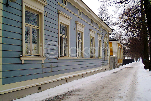 사람없음 JPG 포토 해외이미지 건물 겨울 나무 노란색 목재 옛날 울타리 파란색 핀란드 해외202004 헬싱키