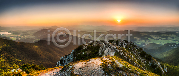 활발 사람없음 JPG 포토 해외이미지 경사 구름 그림자 나무 땅 맑음 빛망울 산 수평선 숲 슬로바키아 야외 언덕 여행 유럽 일몰 일출 자연 절정 초록색 침엽수 태양 파란색 풍경 하늘 해외202004 해외포토 햇빛 흐림
