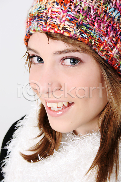 10대 백인 사람 여자 한명 JPG 포토 해외이미지 겨울 계절 모델 비니 얼굴 옷 특징 해외202004 흰색