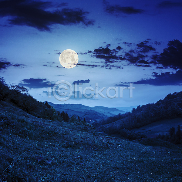 사람없음 JPG 포토 해외이미지 구름(자연) 달 보름달 야간 야외 언덕 파란색 풍경(경치) 하늘 해외202004