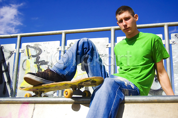 청춘(젊음) 행복 10대 남자 백인 소년 한명 JPG 포토 해외이미지 도시 라이프스타일 스케이트보드 신체 앉기 야외 학생 해외202004