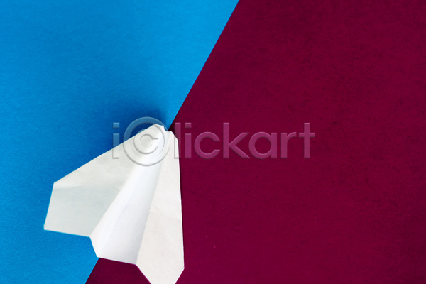 사람없음 JPG 포토 해외이미지 빨간배경 실내 종이 종이비행기 카피스페이스 파란배경 한개 해외202004