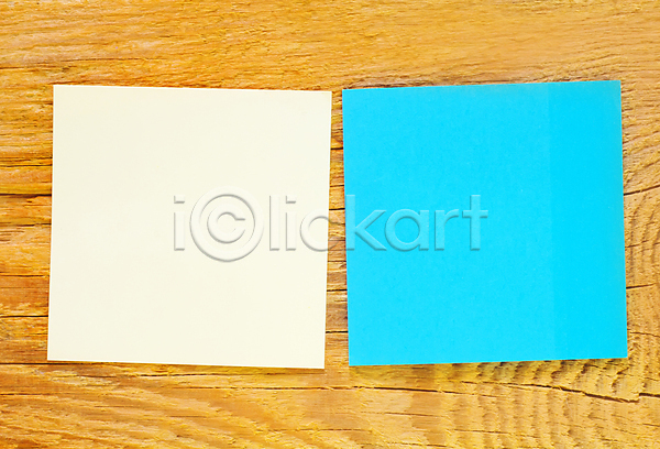 사람없음 JPG 포토 하이앵글 해외이미지 나무탁자 백그라운드 사각형 색종이 카피스페이스 포스트잇 하늘색 해외202004