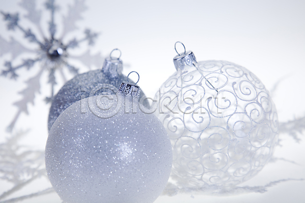 사람없음 JPG 아웃포커스 포토 해외이미지 실내 오너먼트 오브젝트 은색 장식볼 크리스마스 크리스마스장식 해외202004 흰배경