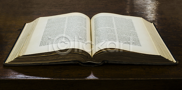 법 사람없음 JPG 포토 해외이미지 갈색 골동품 교육 그런지 노란색 덮개 도서관 독서 목재 문학 문화 미술 백그라운드 복고 서점 성경 수확 스터디 어둠 역사 옛날 오픈 이야기 정보 종이 책 책상 큼 탁자 텍스트 페이지 학교 해외202004 해외포토 흰색