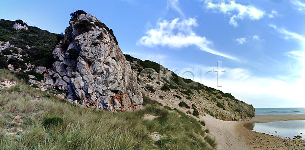 평화 사람없음 JPG 포토 해외이미지 거친 계절 고립 관목 구름 대서양 모래 바다 바위 암초 여름 여행 유럽 자연 지중해 파란색 포르투갈 풍경 하늘 해외202004 해외포토 휴가