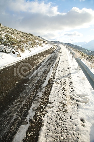 위험 추위 사람없음 JPG 포토 해외이미지 겨울 곡선 냉동 도로 방법 산 선로 스페인 시골 아스팔트(도로) 야외 얼음 여행 유럽 자연 풍경(경치) 해외202004 흰색