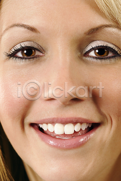 기쁨 행복 사람 성인 여자 한명 JPG 포토 해외이미지 금발 긍정 닫기 미소(표정) 얼굴 웃음 입술 치아 해외202004 흰색